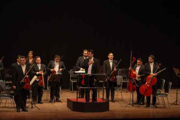 El maestro Miguel Ángel Echeverria junto a la OCMA