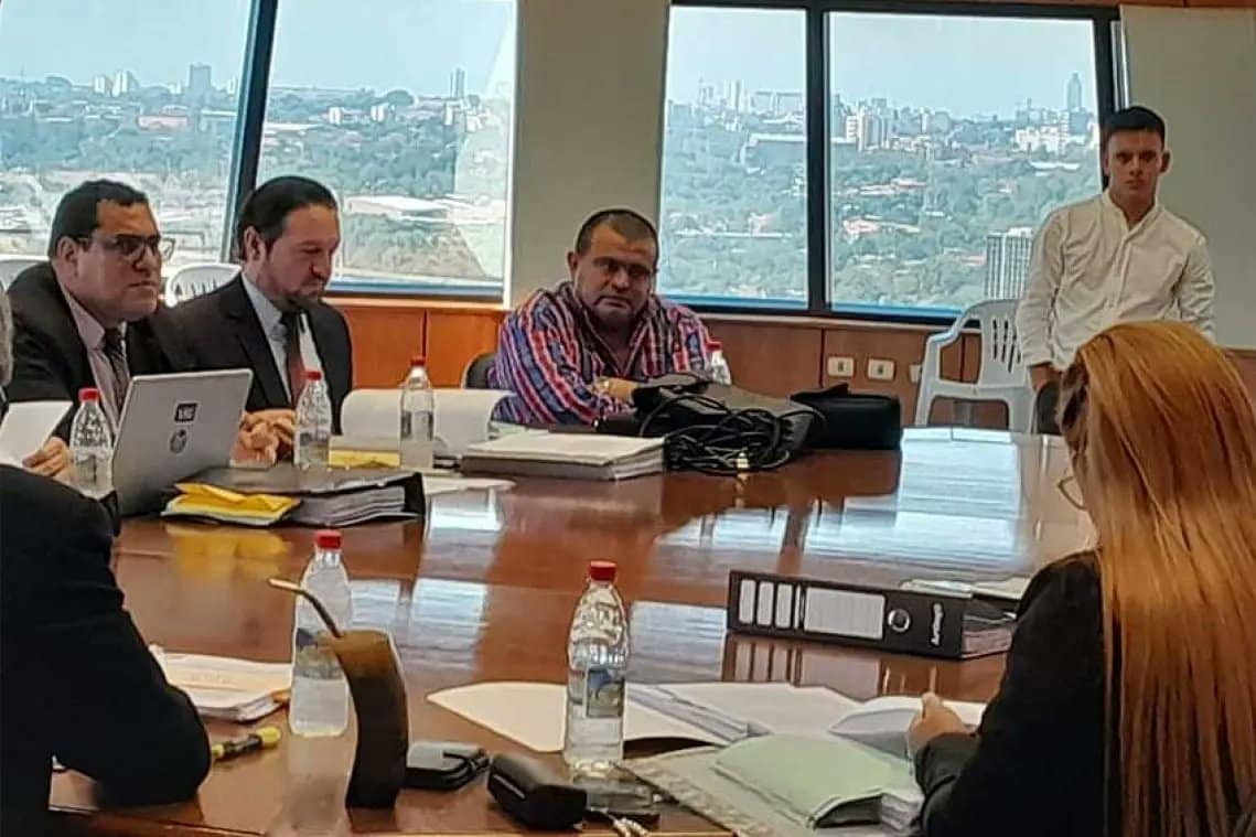 El denunciado intendente de Puerto Casado, Hilario Adorno, con el rostro adusto ante los diputados.