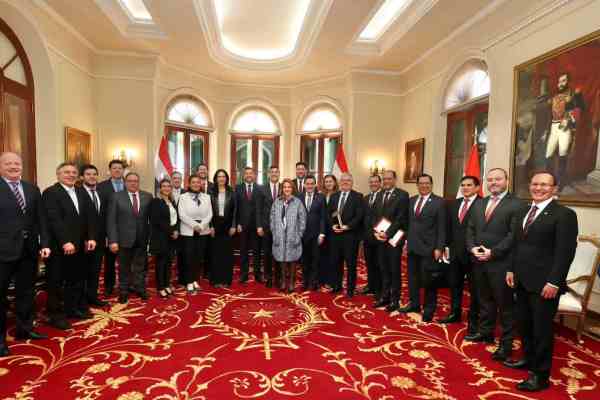 El presidente Santiago Peña encabezó su primer Consejo de Ministros este lunes.