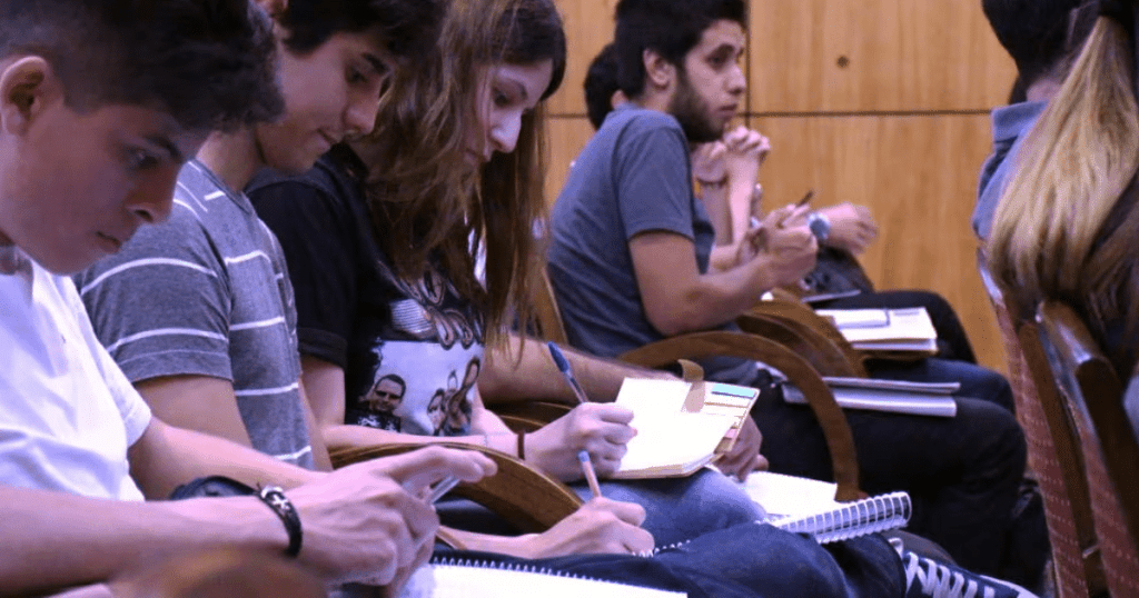 Becas en inglés vuelven a cuatro departamentos