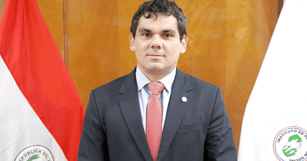 Revisión tributaria golpea al director jurídico del IPS