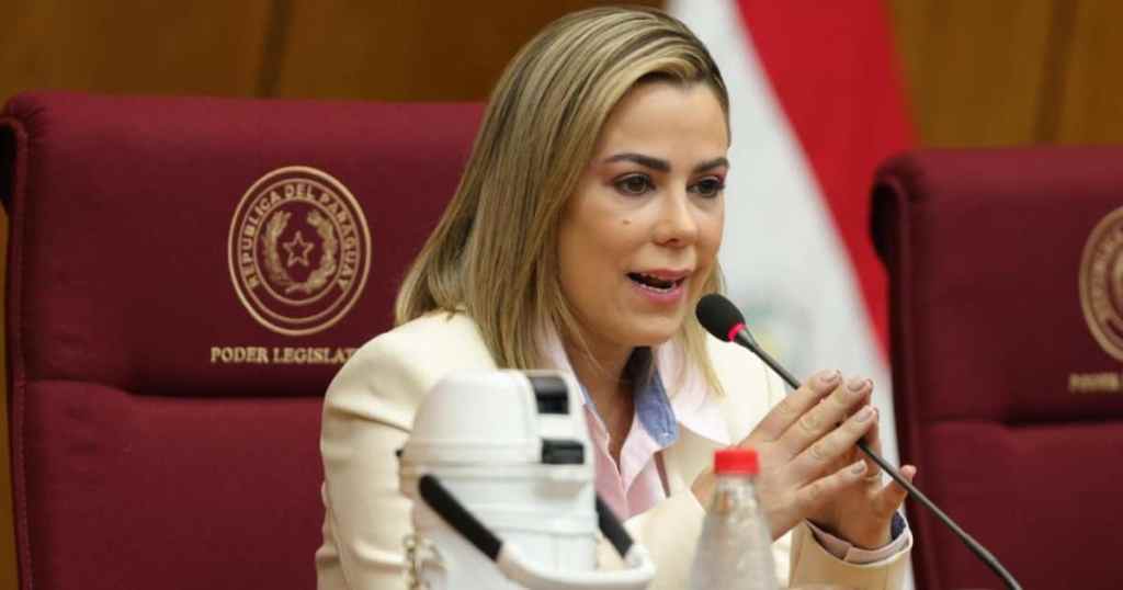 De la mano de Lizarella: una cantante en el Congreso