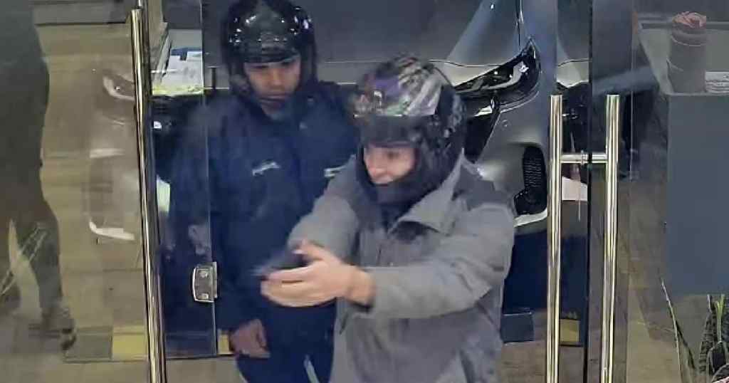Una pareja en auto cambió el desenlace de un asalto