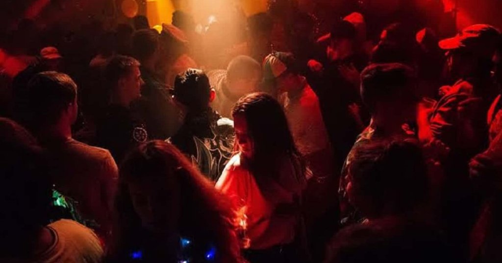 Plantean nuevas reglas para los menores en la noche