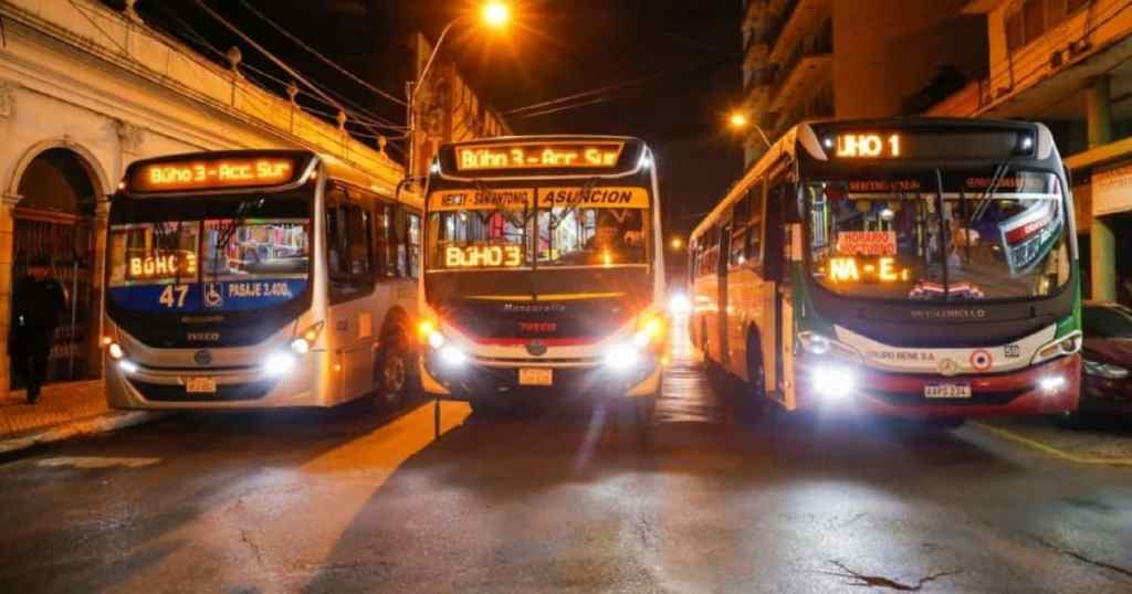 Buses hasta tarde por la Albirroja: cómo aprovecharlos